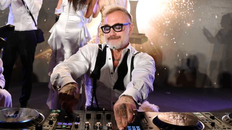 Година чиста любов – Танцуващия милионер празнува за своята принцеса