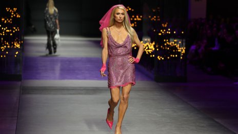 Като истински модел: Парис Хилтън с емблематично розово в Милано