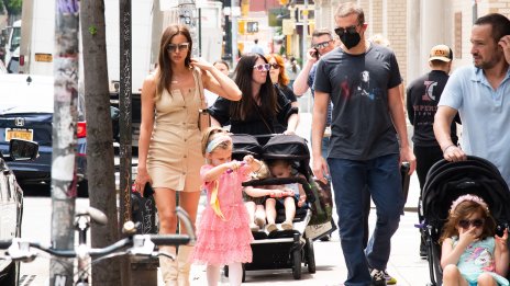 Няма драма – Брадли Купър и Ирина Шейк заедно с дъщеря си на Хелоуин