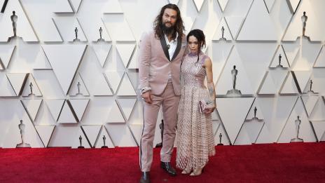 Мъж мечта – Джейсън Момоа „съживи“ първата кола на съпругата си