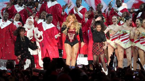 Коледа през октомври – Марая Кери в празнична реклама с 12-годишните си близнаци