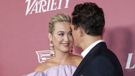 Орландо Блум спаси Кейти Пери, разкопча ѝ корсета на сцената