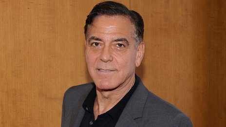 Джордж Клуни играе бейзбол в парка, демонстрирайки таланта си в спорта 