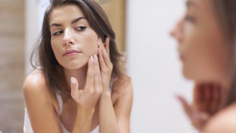 Грижа за кожата – причиняват ли витамините акне?