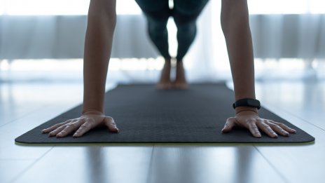 Звезден фитнес: Преслава поддържа форма с планкове