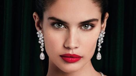 Diamonds are forever! Сара Сампайо и висшият пилотаж в бижутата