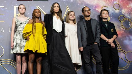 Шайло Джоли-Пит облече рокля на майка си за червения килим 