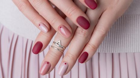Пролетен маникюр вкъщи – 4 идеи с микродекорации