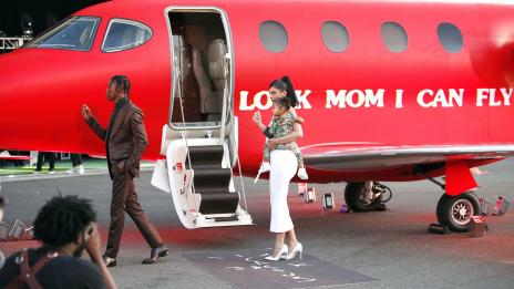 Готова за училище: Дъщерята на Кайли Дженър с чанта за 12 хиляди долара