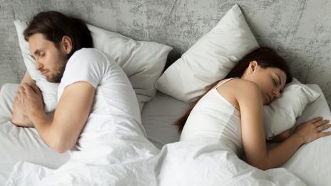 Спане поотделно - край на връзката или просто удобство?