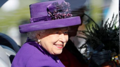 Елизабет Втора върна плюшена маймунка на момиче от Австралия