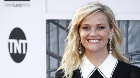 Готова за Коледа: Рийз Уидърспун с перфектната червена рокля