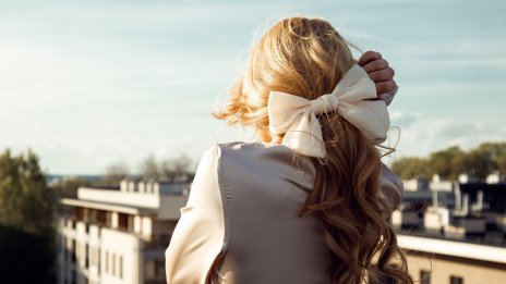 Романтика в косите – лесни идеи за красиви и женствени прически с панделки