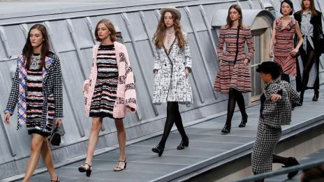 Жена нахлу на ревю на Chanel