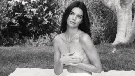 Кендъл Дженър се разголи сред природата