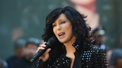 Няма да я познаете – Шер блести като Елвис Пресли