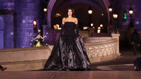 Като истинска принцеса – Кайли Дженър с моден дебют насред Дисниленд в Париж