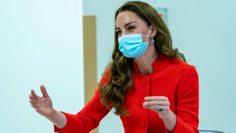Модни тенденции: Кейт Мидълтън и червеното ѝ палто