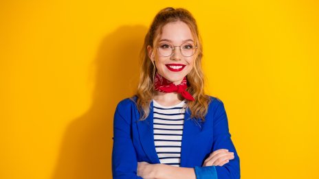 Красота, мода и стил &ndash; най-елегантните визии за офиса в червено и синьо