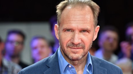 Ралф Файнс засрами младите актьори – показа релефно тяло на 62