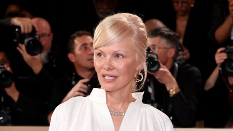 Памела Андерсън със зашеметяваща визия на наградите "Златен Глобус" - с лек грим и женствено излъчване