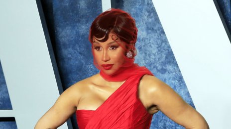 Полицията разследва Карди Би, след като тя хвърли микрофон по фенове