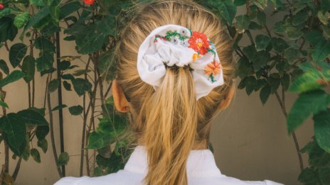 Аксесоари за пролетта – големите скрънчита са на мода