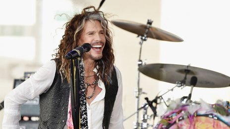 Любимите шалчета на Стивън Тайлър – аксесоар или прикритие