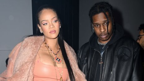 Риана роди момче!