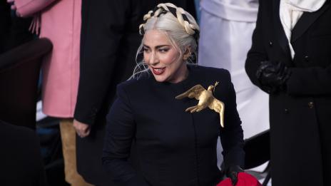 Лято 2021 – Лейди Гага с перфектния комплект за пътуване