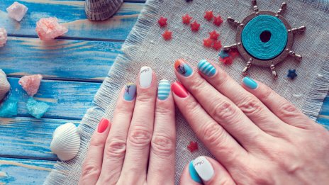 Морски маникюр – 4 идеи със залез