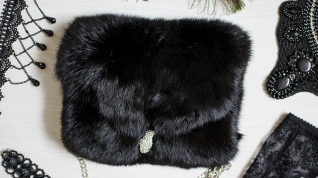 Космати дамски чанти – сред предпочитаните за зимата