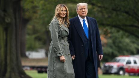 Палто или тренчкот: Изборът на Мелания Тръмп