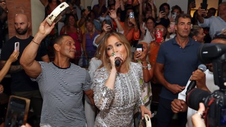 Лятото на звездите – стилната Дженифър Лопес в Италия