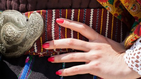 След Мексико – Мика Стоичкова учи дъщеря си на българските традиции