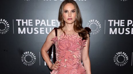 Натали Портман се появи в ослепителна визия в розово