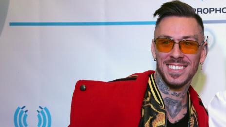 Гол до кръста: Рапърът Павел се е отдал на селскостопански труд