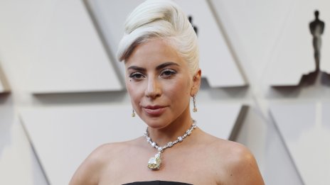 Без панталони и с пончо на Valentino: Да, това е Лейди Гага!