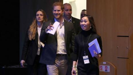 Принц Хари се върна във Великобритания