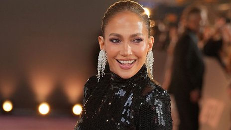 Дженифър Лопес се премени като Одри Хепбърн за сватбата на Тейлър Суифт и Травис Келси