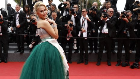 Българска красота в Кан – Мария Бакалова блесна на червения килим с рокля на Dolce & Gabbana