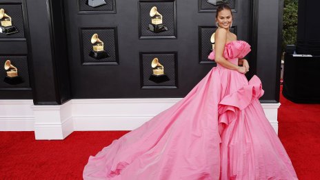 Бременната Криси Тейгън забоде игли в корема си