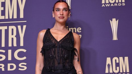 Дуа Липа продължава да се носи на крилете на любовта