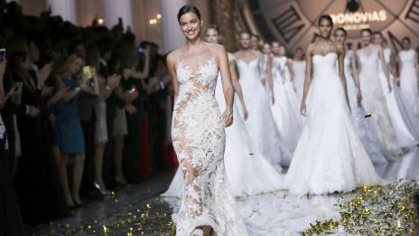 Зимно яке: Ирина Шейк залага на светлите модели