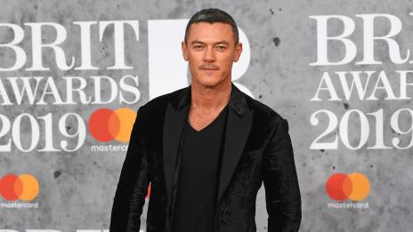 Отлична работа, Люк Евънс! Актьорът показа мускулесто тяло