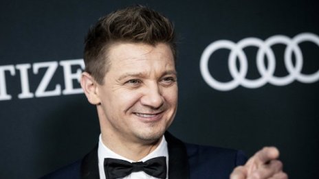 Джеръми Ренър отново на червения килим след зловещия инцидент