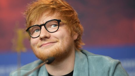 Ед Шийрън прекъсна вечерята си за селфи с екип на заведение