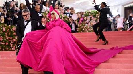 Дизайнерът на Лейди Гага подарява сватбени рокли