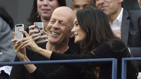 Съпругата на Брус Уилис заведе дъщерите им на Алеята на славата 