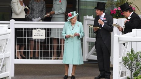 Елизабет II блести в розово на церемонията по посрещането си в Балморал